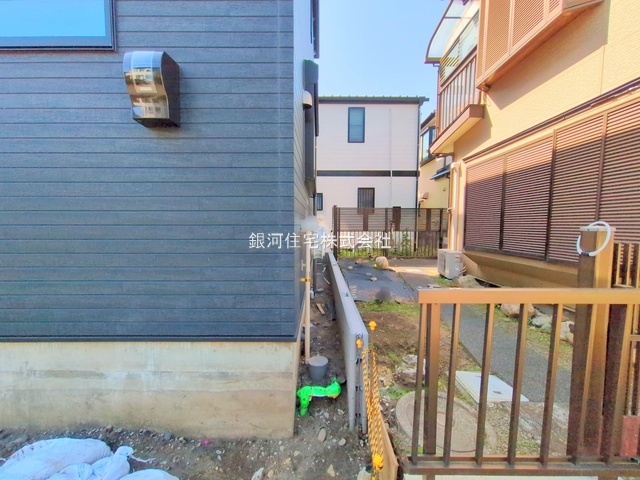 G00373548 神奈川県横浜市港北区新吉田東５丁目 新築一戸建て 5580万円 土地面積70.39m² (約21.29坪) 建物面積70.38m² (約21.28坪) 間取り２ＳＬＤＫ 築年月2025年05月(築１年以内)【外観10】