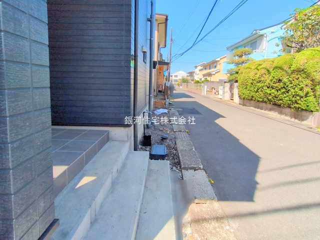 G00373548 神奈川県横浜市港北区新吉田東５丁目 新築一戸建て 5580万円 土地面積70.39m² (約21.29坪) 建物面積70.38m² (約21.28坪) 間取り２ＳＬＤＫ 築年月2025年05月(築１年以内)【外観12】