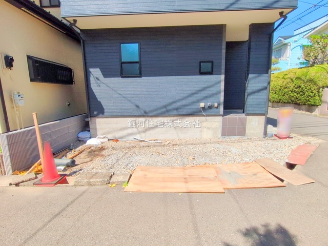 G00373548 神奈川県横浜市港北区新吉田東５丁目 新築一戸建て 5580万円 土地面積70.39m² (約21.29坪) 建物面積70.38m² (約21.28坪) 間取り２ＳＬＤＫ 築年月2025年05月(築１年以内)【外観14】