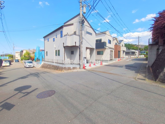 G00373567 神奈川県川崎市多摩区菅仙谷２丁目 新築一戸建て 5480万円 土地面積102.47m² (約30.99坪) 建物面積99.63m² (約30.13坪) 間取り４ＬＤＫ 築年月2025年04月(築１年以内)【外観3】