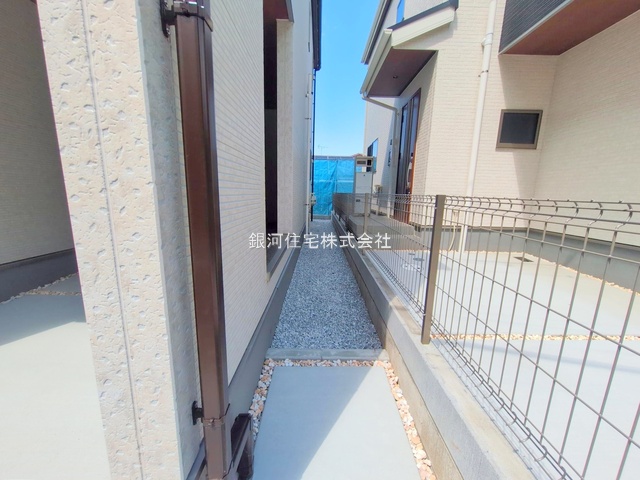 G00373567 神奈川県川崎市多摩区菅仙谷２丁目 新築一戸建て 5480万円 土地面積102.47m² (約30.99坪) 建物面積99.63m² (約30.13坪) 間取り４ＬＤＫ 築年月2025年04月(築１年以内)【外観6】