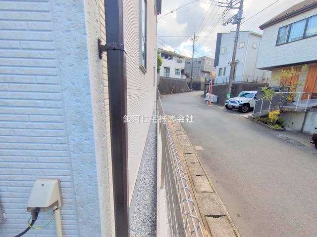 G00373567 神奈川県川崎市多摩区菅仙谷２丁目 新築一戸建て 5480万円 土地面積102.47m² (約30.99坪) 建物面積99.63m² (約30.13坪) 間取り４ＬＤＫ 築年月2025年04月(築１年以内)【外観10】