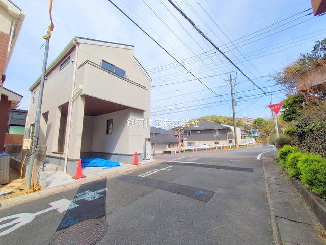 G00373568 神奈川県川崎市多摩区菅仙谷２丁目 新築一戸建て 5180万円 土地面積102.76m² (約31.08坪) 建物面積83.83m² (約25.35坪) 間取り３ＬＤＫ 築年月2025年03月(築１年以内)【外観11】