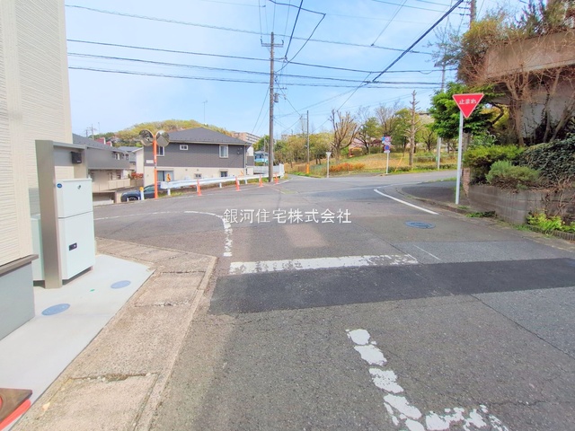 G00373568 神奈川県川崎市多摩区菅仙谷２丁目 新築一戸建て 5180万円 土地面積102.76m² (約31.08坪) 建物面積83.83m² (約25.35坪) 間取り３ＬＤＫ 築年月2025年03月(築１年以内)【外観15】