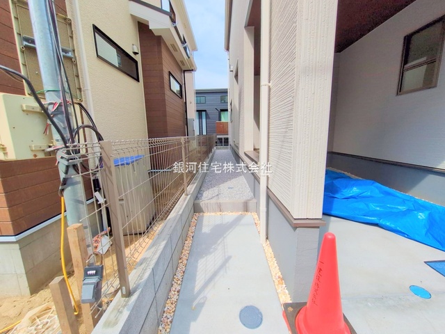 G00373568 神奈川県川崎市多摩区菅仙谷２丁目 新築一戸建て 5180万円 土地面積102.76m² (約31.08坪) 建物面積83.83m² (約25.35坪) 間取り３ＬＤＫ 築年月2025年03月(築１年以内)【外観16】