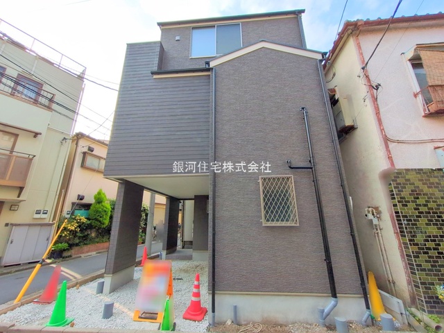 G00373612 東京都墨田区八広５丁目 新築一戸建て 4580万円 土地面積45.82m² (約13.86坪) 建物面積88.36m² (約26.72坪) 間取り３ＬＤＫ 築年月2025年05月(築１年以内)【外観8】