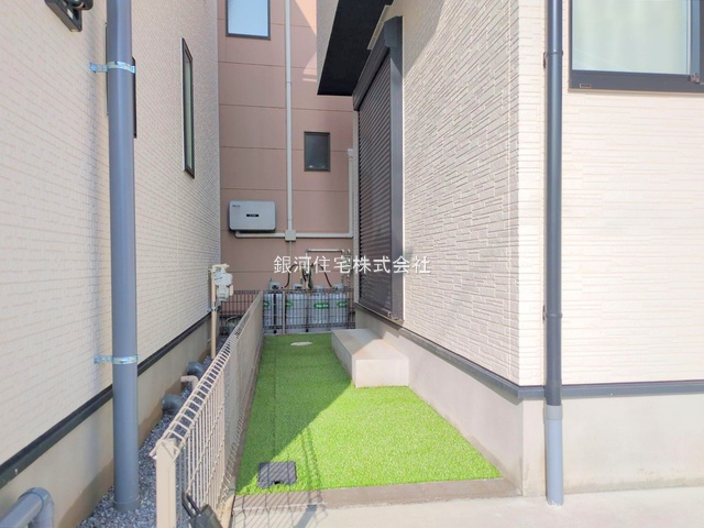 G00373633 埼玉県川口市大字安行小山 新築一戸建て 3790万円 土地面積100.09m² (約30.27坪) 建物面積94.18m² (約28.48坪) 間取り４ＬＤＫ 築年月2025年05月(築１年以内)【外観5】