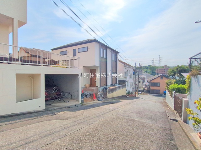 G00373823 神奈川県横浜市港南区下永谷３丁目 新築一戸建て 6990万円 土地面積164.07m² (約49.63坪) 建物面積128.10m² (約38.75坪) 間取り５ＬＤＫ 築年月2025年07月(築１年以内)【外観3】