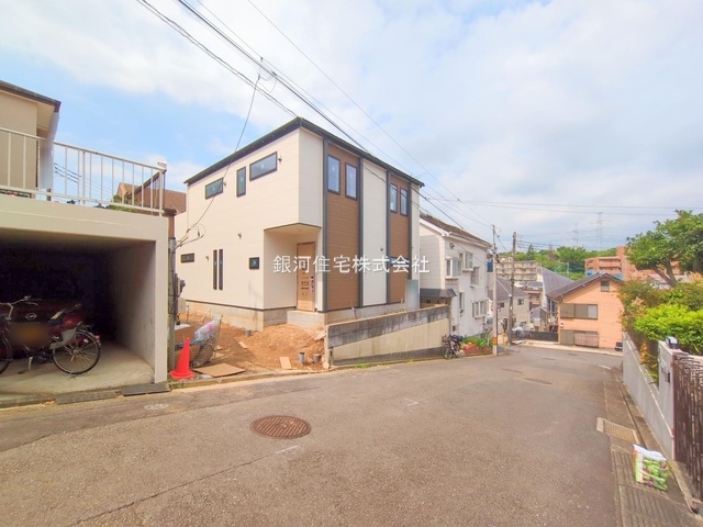 G00373823 神奈川県横浜市港南区下永谷３丁目 新築一戸建て 6990万円 土地面積164.07m² (約49.63坪) 建物面積128.10m² (約38.75坪) 間取り５ＬＤＫ 築年月2025年07月(築１年以内)【外観9】