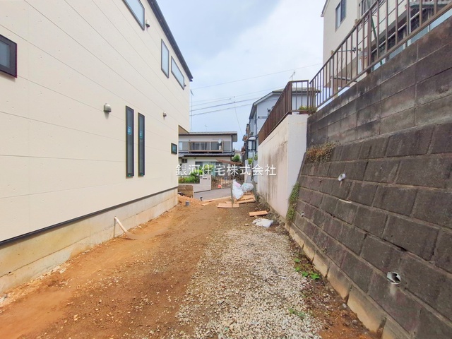 G00373823 神奈川県横浜市港南区下永谷３丁目 新築一戸建て 6990万円 土地面積164.07m² (約49.63坪) 建物面積128.10m² (約38.75坪) 間取り５ＬＤＫ 築年月2025年07月(築１年以内)【外観11】