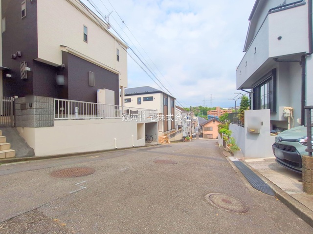 G00373823 神奈川県横浜市港南区下永谷３丁目 新築一戸建て 6990万円 土地面積164.07m² (約49.63坪) 建物面積128.10m² (約38.75坪) 間取り５ＬＤＫ 築年月2025年07月(築１年以内)【外観15】