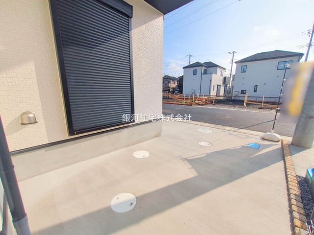 G00374035 埼玉県川口市大字安行小山 新築一戸建て 3690万円 土地面積100.09m² (約30.27坪) 建物面積92.84m² (約28.08坪) 間取り３ＳＬＤＫ 築年月2025年05月(築１年以内)【外観4】