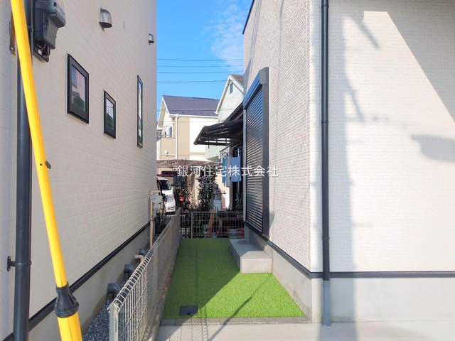 G00374035 埼玉県川口市大字安行小山 新築一戸建て 3690万円 土地面積100.09m² (約30.27坪) 建物面積92.84m² (約28.08坪) 間取り３ＳＬＤＫ 築年月2025年05月(築１年以内)【外観6】