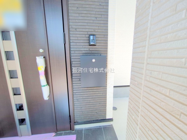 G00374037 埼玉県川口市大字安行小山 新築一戸建て 3890万円 土地面積100.10m² (約30.28坪) 建物面積93.56m² (約28.30坪) 間取り４ＬＤＫ 築年月2025年05月(築１年以内)【外観6】