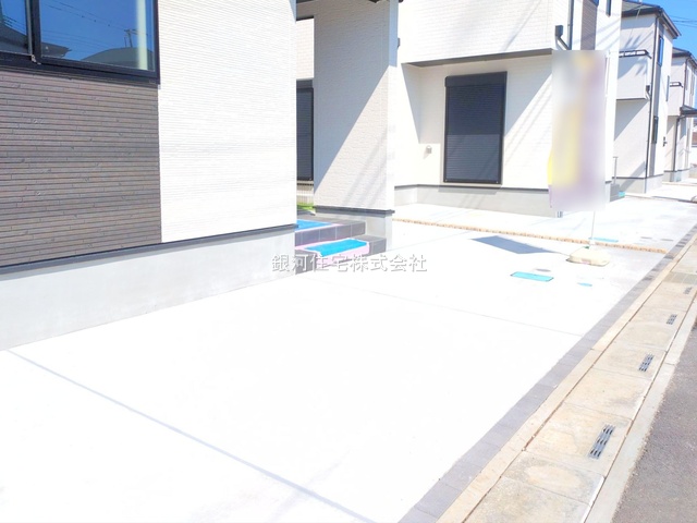 G00374037 埼玉県川口市大字安行小山 新築一戸建て 3890万円 土地面積100.10m² (約30.28坪) 建物面積93.56m² (約28.30坪) 間取り４ＬＤＫ 築年月2025年05月(築１年以内)【外観10】