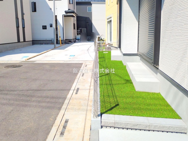 G00374037 埼玉県川口市大字安行小山 新築一戸建て 3890万円 土地面積100.10m² (約30.28坪) 建物面積93.56m² (約28.30坪) 間取り４ＬＤＫ 築年月2025年05月(築１年以内)【外観11】