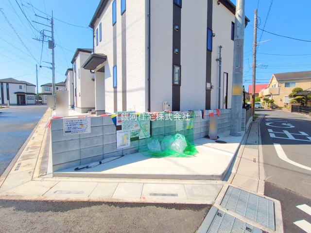 G00374037 埼玉県川口市大字安行小山 新築一戸建て 3890万円 土地面積100.10m² (約30.28坪) 建物面積93.56m² (約28.30坪) 間取り４ＬＤＫ 築年月2025年05月(築１年以内)【外観14】