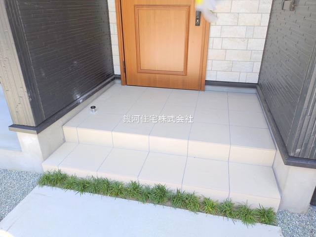 G00374405 神奈川県横浜市旭区金が谷１丁目 新築一戸建て 5280万円 土地面積125.37m² (約37.92坪) 建物面積106.81m² (約32.31坪) 間取り３ＬＤＫ 築年月2025年05月(築１年以内)【外観4】