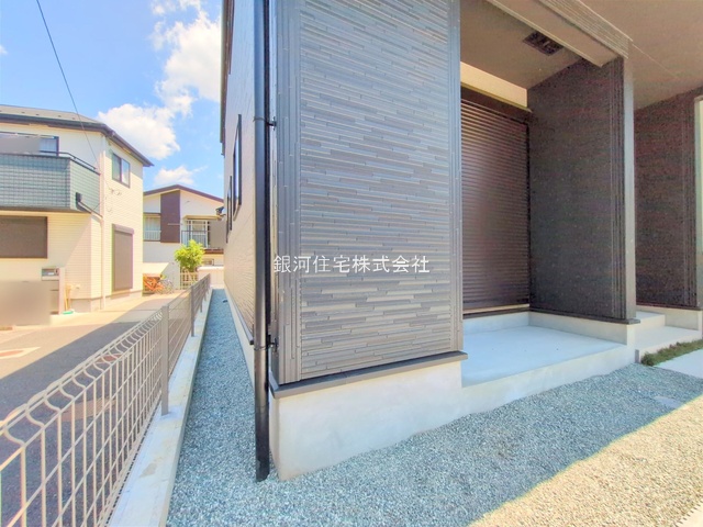 G00374405 神奈川県横浜市旭区金が谷１丁目 新築一戸建て 5280万円 土地面積125.37m² (約37.92坪) 建物面積106.81m² (約32.31坪) 間取り３ＬＤＫ 築年月2025年05月(築１年以内)【外観12】