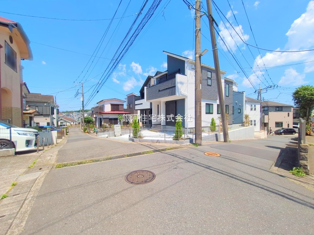 G00374405 神奈川県横浜市旭区金が谷１丁目 新築一戸建て 5280万円 土地面積125.37m² (約37.92坪) 建物面積106.81m² (約32.31坪) 間取り３ＬＤＫ 築年月2025年05月(築１年以内)【外観15】