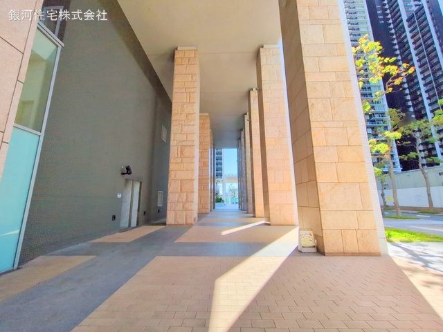G00374654 東京都港区港南４丁目 中古マンション 1億6000万円 専有面積61.09m² (約18.47坪) 間取り１ＬＤＫ 所在階34階 築年月2006年10月(築18年)【外観8】
