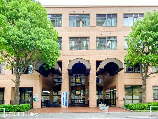 G00374654 東京都港区港南４丁目 中古マンション 1億6000万円 専有面積61.09m² (約18.47坪) 間取り１ＬＤＫ 所在階34階 築年月2006年10月(築18年)【周辺環境】港区立港南中学校