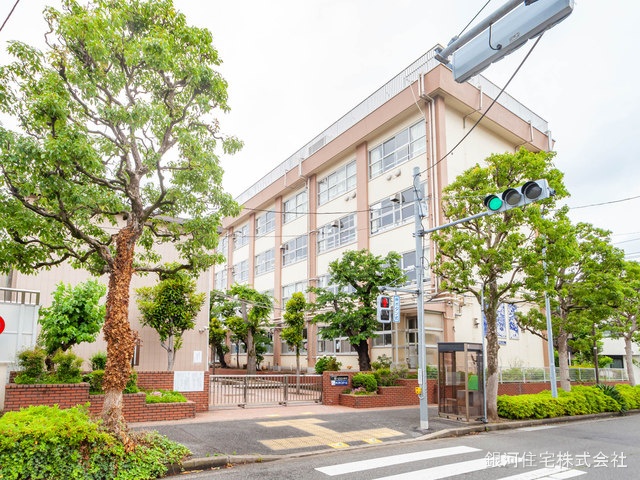 G00374724 東京都江戸川区松江３丁目 新築一戸建て 4980万円 土地面積41.09m² (約12.42坪) 建物面積88.02m² (約26.62坪) 間取り３ＬＤＫ 築年月2025年10月【周辺環境】江戸川区立西一之江小学校
