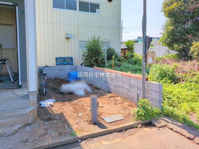 G00374833 埼玉県新座市石神１丁目 新築一戸建て 3190万円 土地面積87.52m² (約26.47坪) 建物面積86.73m² (約26.23坪) 間取り３ＬＤＫ 築年月2025年07月【外観4】
