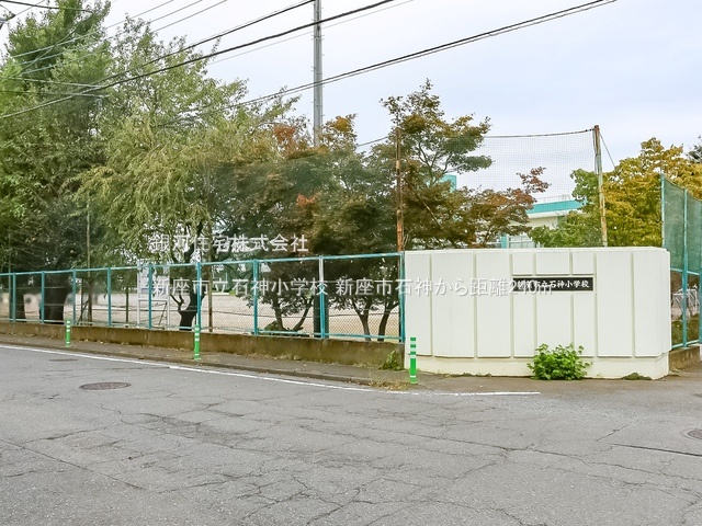 G00374833 埼玉県新座市石神１丁目 新築一戸建て 3190万円 土地面積87.52m² (約26.47坪) 建物面積86.73m² (約26.23坪) 間取り３ＬＤＫ 築年月2025年07月【周辺環境】新座市立石神小学校