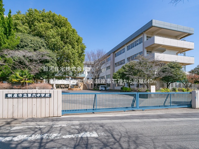 G00374833 埼玉県新座市石神１丁目 新築一戸建て 3190万円 土地面積87.52m² (約26.47坪) 建物面積86.73m² (約26.23坪) 間取り３ＬＤＫ 築年月2025年07月【周辺環境】新座市立第六中学校