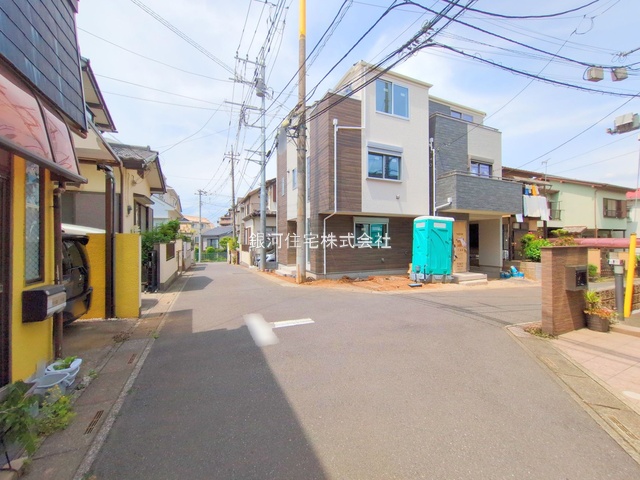 G00374954 埼玉県さいたま市大宮区北袋町２丁目 新築一戸建て 5498万円 土地面積52.76m² (約15.95坪) 建物面積84.25m² (約25.48坪) 間取り３ＬＤＫ 築年月2025年06月(築１年以内)【外観9】