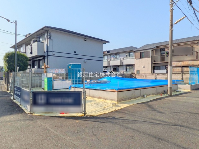 G00374985 東京都調布市上石原１丁目 新築一戸建て 6880万円 土地面積100.55m² (約30.41坪) 建物面積79.48m² (約24.04坪) 間取り３ＬＤＫ 築年月2025年07月【外観4】