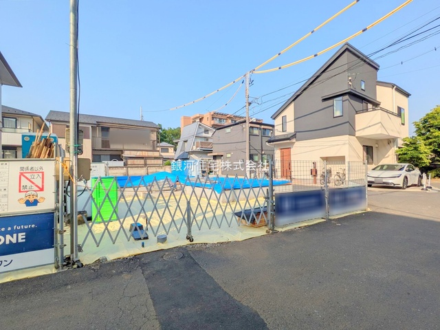 G00374985 東京都調布市上石原１丁目 新築一戸建て 6880万円 土地面積100.55m² (約30.41坪) 建物面積79.48m² (約24.04坪) 間取り３ＬＤＫ 築年月2025年07月【外観5】