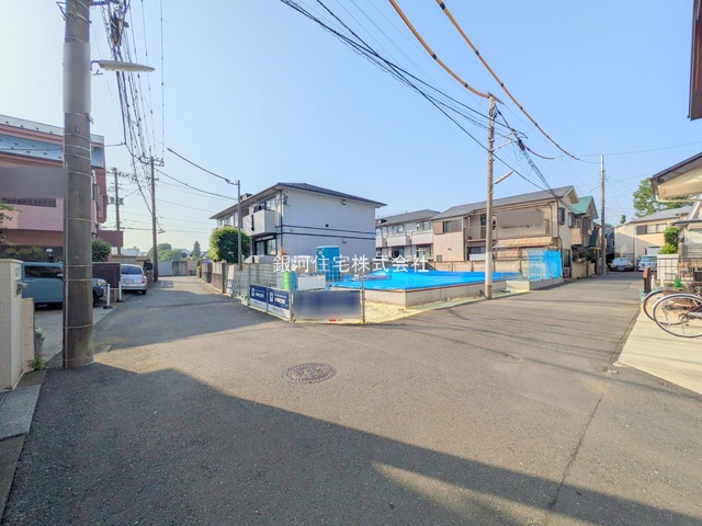 G00374985 東京都調布市上石原１丁目 新築一戸建て 6880万円 土地面積100.55m² (約30.41坪) 建物面積79.48m² (約24.04坪) 間取り３ＬＤＫ 築年月2025年07月【外観6】