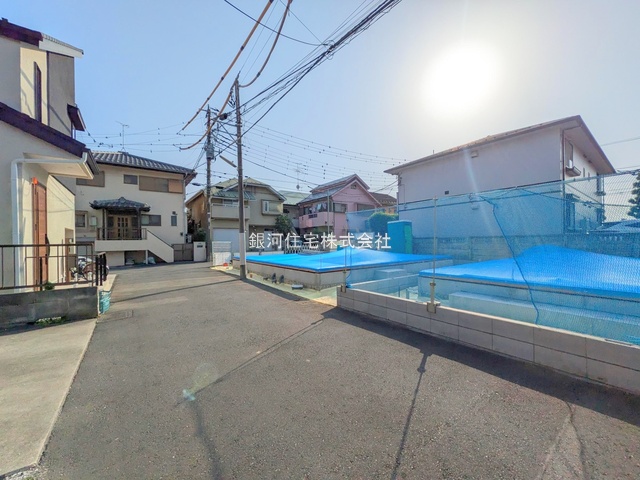 G00374985 東京都調布市上石原１丁目 新築一戸建て 6880万円 土地面積100.55m² (約30.41坪) 建物面積79.48m² (約24.04坪) 間取り３ＬＤＫ 築年月2025年07月【外観8】