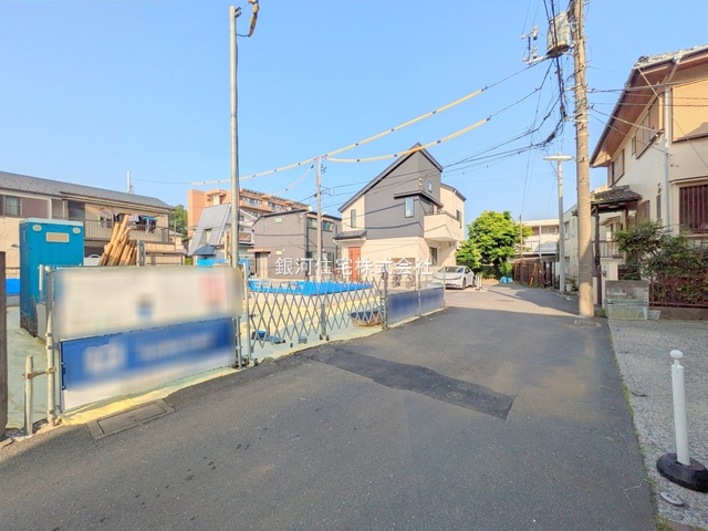 G00374985 東京都調布市上石原１丁目 新築一戸建て 6880万円 土地面積100.55m² (約30.41坪) 建物面積79.48m² (約24.04坪) 間取り３ＬＤＫ 築年月2025年07月【外観10】