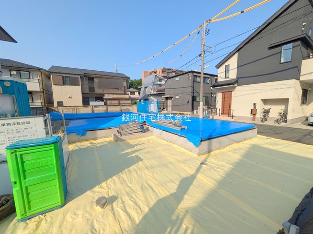 G00374985 東京都調布市上石原１丁目 新築一戸建て 6880万円 土地面積100.55m² (約30.41坪) 建物面積79.48m² (約24.04坪) 間取り３ＬＤＫ 築年月2025年07月【外観11】