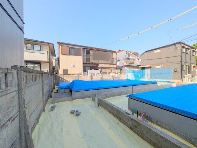 G00374986 東京都調布市上石原１丁目 新築一戸建て 6580万円 土地面積100.79m² (約30.48坪) 建物面積79.39m² (約24.01坪) 間取り２ＳＬＤＫ 築年月2025年07月【外観4】