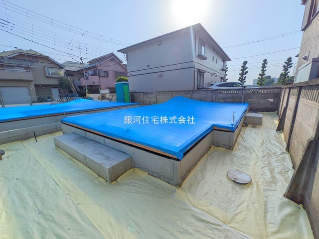 G00374986 東京都調布市上石原１丁目 新築一戸建て 6580万円 土地面積100.79m² (約30.48坪) 建物面積79.39m² (約24.01坪) 間取り２ＳＬＤＫ 築年月2025年07月【外観8】