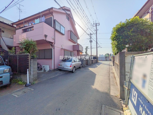 G00374986 東京都調布市上石原１丁目 新築一戸建て 6580万円 土地面積100.79m² (約30.48坪) 建物面積79.39m² (約24.01坪) 間取り２ＳＬＤＫ 築年月2025年07月【外観9】