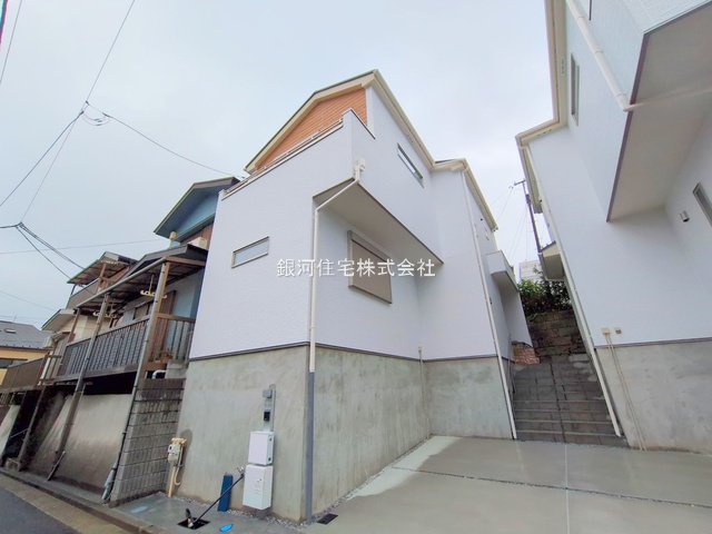 G00374988 神奈川県横浜市港南区港南1丁目 新築一戸建て 4890万円 土地面積85.89m² (約25.98坪) 建物面積78.04m² (約23.60坪) 間取り3LDK 築年月2025年04月(築1年以内)