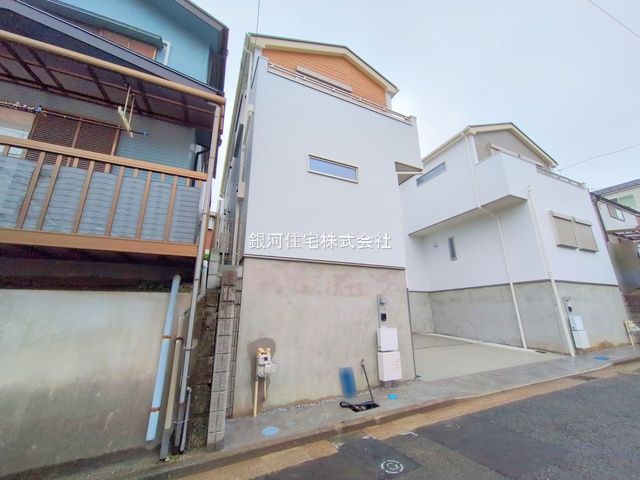 G00374988 神奈川県横浜市港南区港南１丁目 新築一戸建て 4890万円 土地面積85.89m² (約25.98坪) 建物面積78.04m² (約23.60坪) 間取り３ＬＤＫ 築年月2025年04月(築１年以内)【外観2】