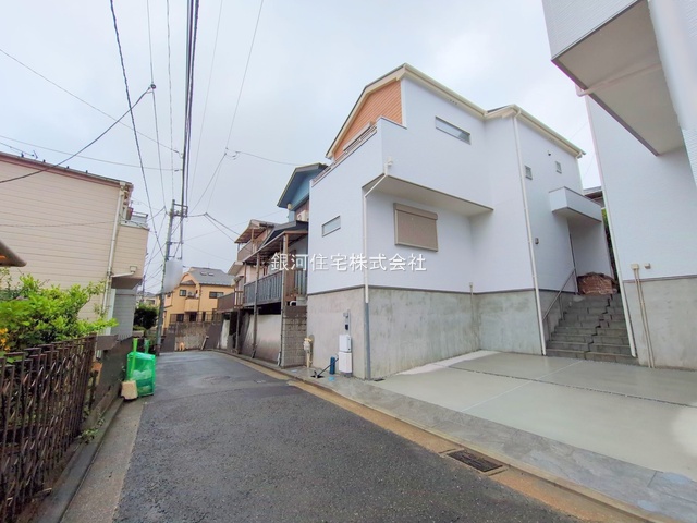 G00374988 神奈川県横浜市港南区港南１丁目 新築一戸建て 4890万円 土地面積85.89m² (約25.98坪) 建物面積78.04m² (約23.60坪) 間取り３ＬＤＫ 築年月2025年04月(築１年以内)【外観3】
