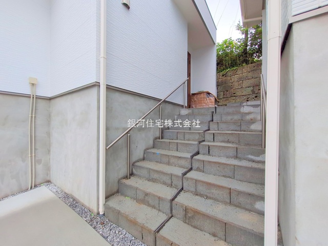 G00374988 神奈川県横浜市港南区港南１丁目 新築一戸建て 4890万円 土地面積85.89m² (約25.98坪) 建物面積78.04m² (約23.60坪) 間取り３ＬＤＫ 築年月2025年04月(築１年以内)【外観6】