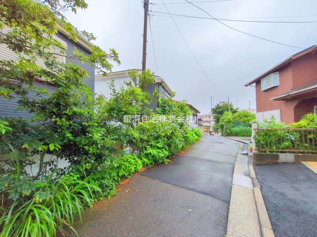 G00374988 神奈川県横浜市港南区港南１丁目 新築一戸建て 4890万円 土地面積85.89m² (約25.98坪) 建物面積78.04m² (約23.60坪) 間取り３ＬＤＫ 築年月2025年04月(築１年以内)【外観12】