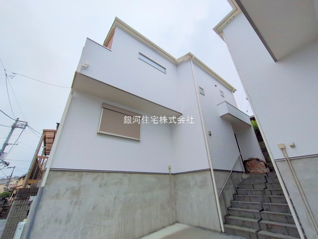 G00374988 神奈川県横浜市港南区港南１丁目 新築一戸建て 4890万円 土地面積85.89m² (約25.98坪) 建物面積78.04m² (約23.60坪) 間取り３ＬＤＫ 築年月2025年04月(築１年以内)【外観13】
