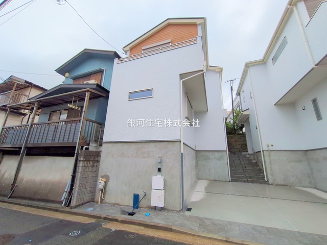 G00374988 神奈川県横浜市港南区港南１丁目 新築一戸建て 4890万円 土地面積85.89m² (約25.98坪) 建物面積78.04m² (約23.60坪) 間取り３ＬＤＫ 築年月2025年04月(築１年以内)【外観15】