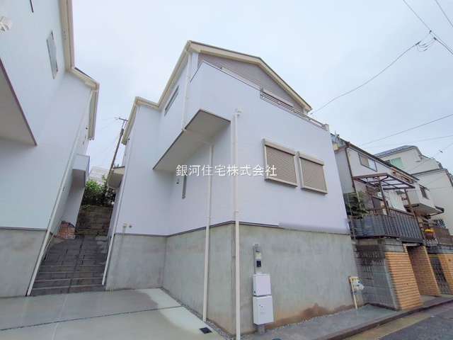G00374989 神奈川県横浜市港南区港南1丁目 新築一戸建て 5090万円 土地面積85.98m² (約26.00坪) 建物面積82.60m² (約24.98坪) 間取り3LDK 築年月2025年04月(築1年以内)