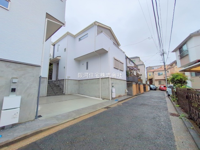 G00374989 神奈川県横浜市港南区港南１丁目 新築一戸建て 5090万円 土地面積85.98m² (約26.00坪) 建物面積82.60m² (約24.98坪) 間取り３ＬＤＫ 築年月2025年04月(築１年以内)【外観3】