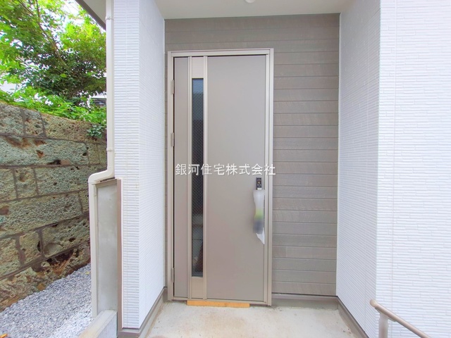 G00374989 神奈川県横浜市港南区港南１丁目 新築一戸建て 5090万円 土地面積85.98m² (約26.00坪) 建物面積82.60m² (約24.98坪) 間取り３ＬＤＫ 築年月2025年04月(築１年以内)【外観5】